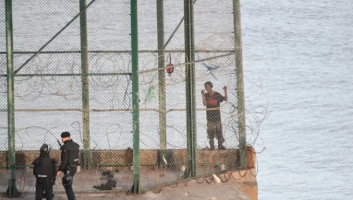 Maroc : Un fourgon avec 50 migrants à bord fonce dans l’enclave espagnole de Ceuta