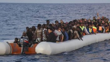 Un bébé tout juste né secouru parmi des migrants au large des Canaries