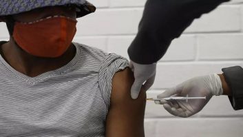 Campagne de vaccination : les migrants risquent l’exclusion !