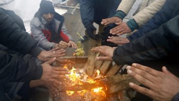 Des milliers de migrants laissés sans-abris et dans la neige en Bosnie