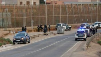Des dizaines de jeunes marocains entrent dans l’enclave espagnole de Melilla