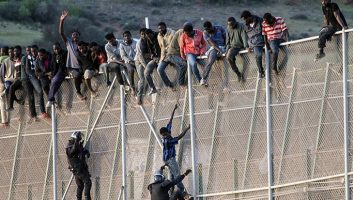 Vidéo. Melilla: 2.500 migrants tentent de franchir la frontière