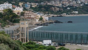 150 migrants tentent d’entrer à Sebta, plusieurs blessés parmi les forces de l’ordre