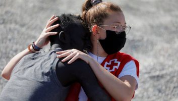 Ceuta : la CEDH rejette la plainte du migrant sénégalais pris en photo avec une humanitaire